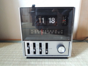 ゼネラル・エレクトリック社製のラジオ付きパタパタ時計
